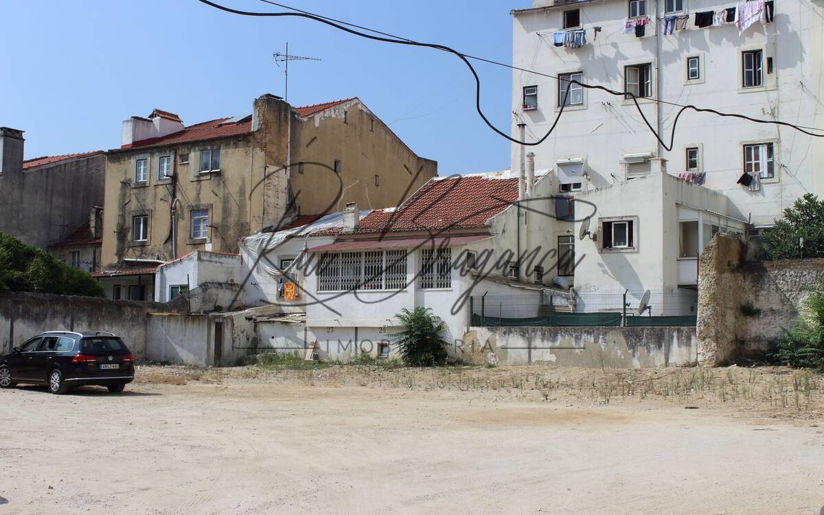 Ruína em venda para prédio com 600m2 valor negociável.Excelente investimento 4 pisos 150m2 cada