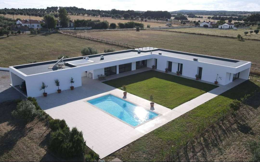 Eine moderne Villa neben Evora