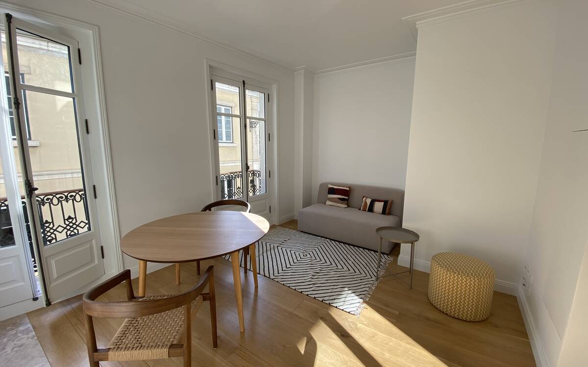 Magnificent renovated and furnished 2-room apartment in Graça, Lisbon