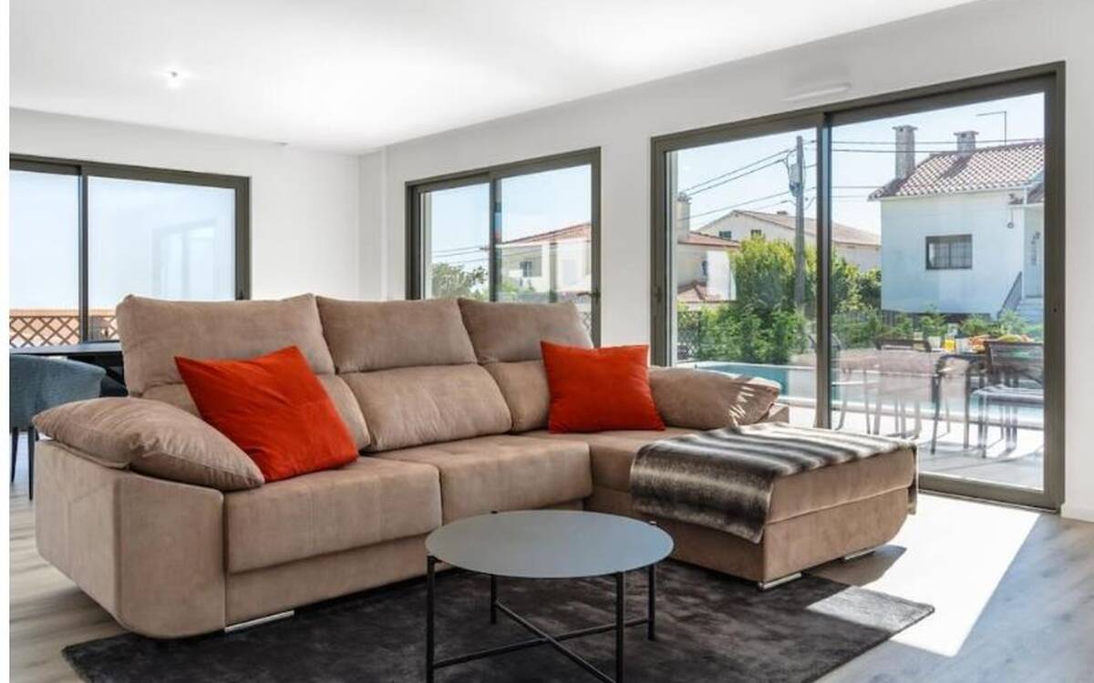 Villa nueva de 3 dormitorios con piscina y garaje - Caldas da Rainha