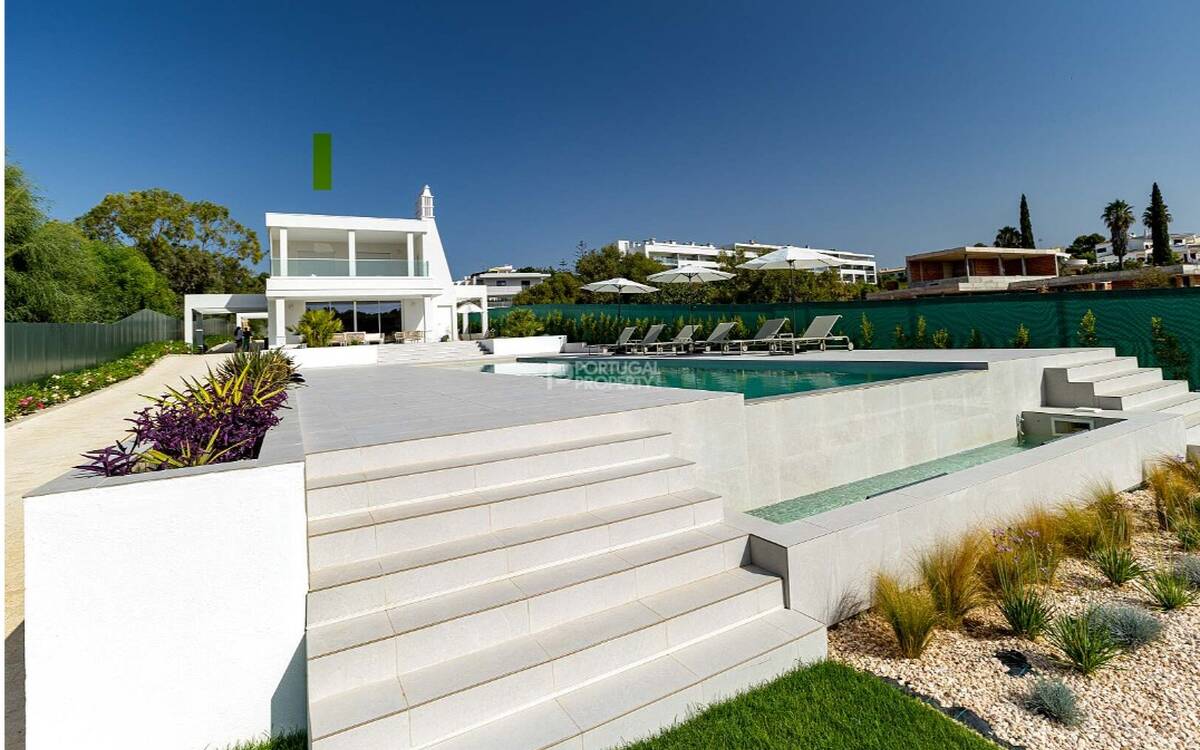 Villa de lujo de 4+2 dormitorios en Alvor con piscina climatizada y casa de huéspedes.