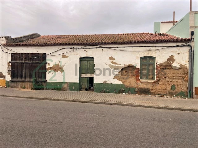 4-bedroom House for Renovation in Ermidas Sado