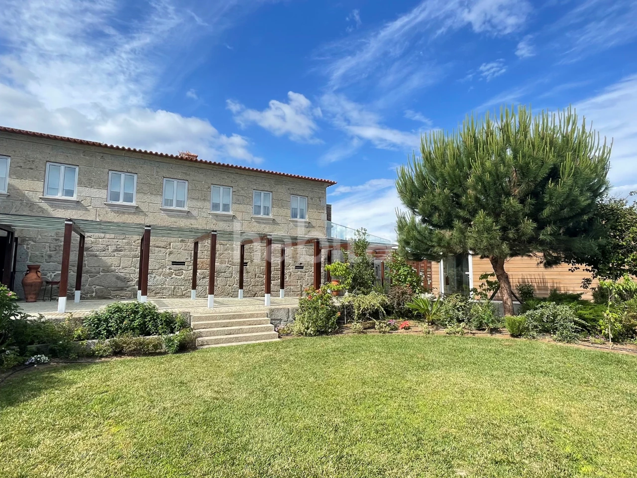 HOTEL DE LUXO 4 ESTRELAS COM PRODUÇÃO VINÍCOLA - PORTO