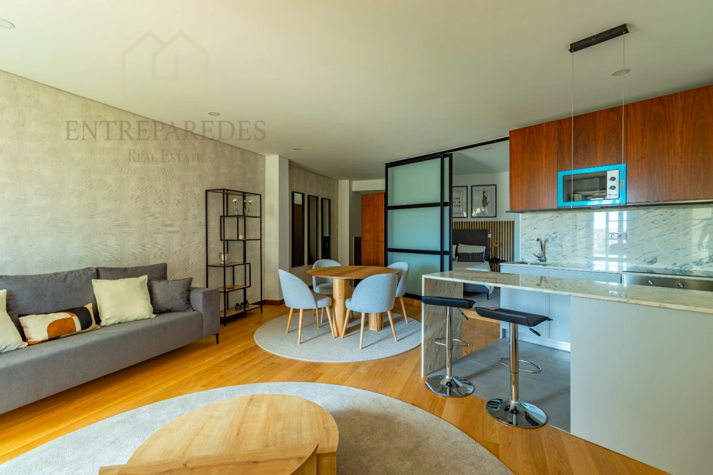 APARTAMENTO T1 NOVO, MOBILADO E EQUIPADO, PARA COMPRAR JUNTO A AVENIDA DOS ALIADOS - PORTO. F