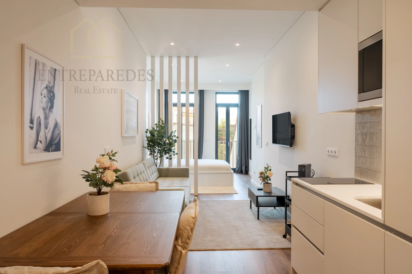 APPARTEMENT 1+T0 DANS LE QUARTIER HISTORIQUE (SÉ), À ACHETER À PORTO. PRÊT À EMMÉNAGER OU À MONÉTISER.