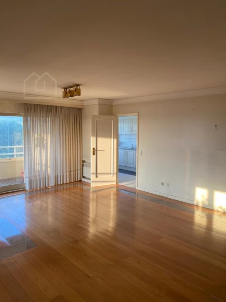 SPACIOUS 4 BEDROOM APARTMENT TO BUY IN THE CENTRAL AREA OF VILA NOVA DE GAIA