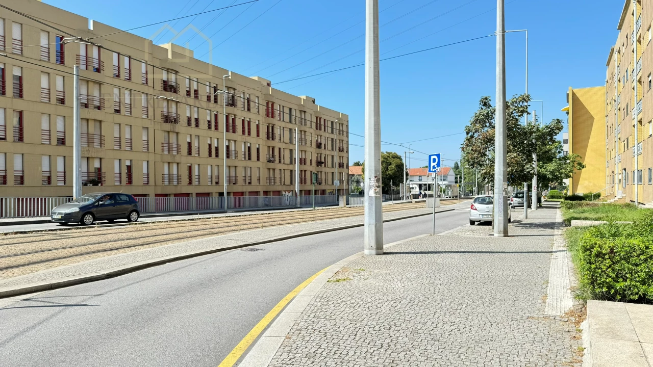 APARTAMENTO T3 COM GARAGEM, PARA COMPRAR NA SENHORA DA HORA, PORTO.