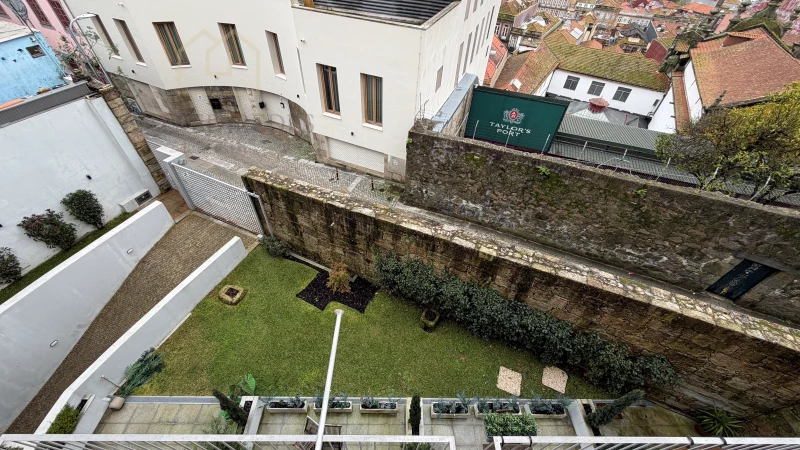 1 BEDROOM FLAT WITH PARKING SPACE IN A MAJESTIC DEVELOPMENT IN THE HEART OF DOWNTOWN PORTO, FURNISHED AND EQUIPPED, WITH THE POSSIBILITY OF REGISTERING LOCAL ACCOMMODATION AL, TO BUY IN RUA DA VITÓRIA