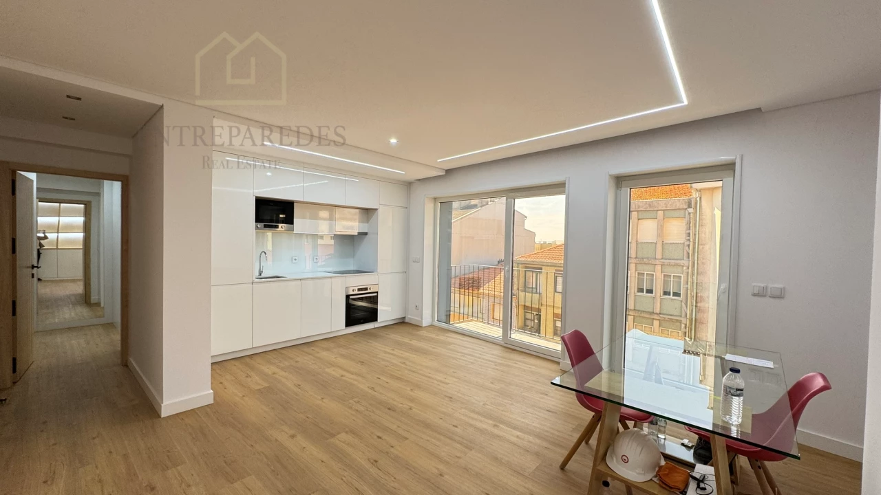 STUDIOS CITY ON - 1 BEDROOM FLAT WITH BALCONY FOR SALE IN THE CENTRE OF PORTO