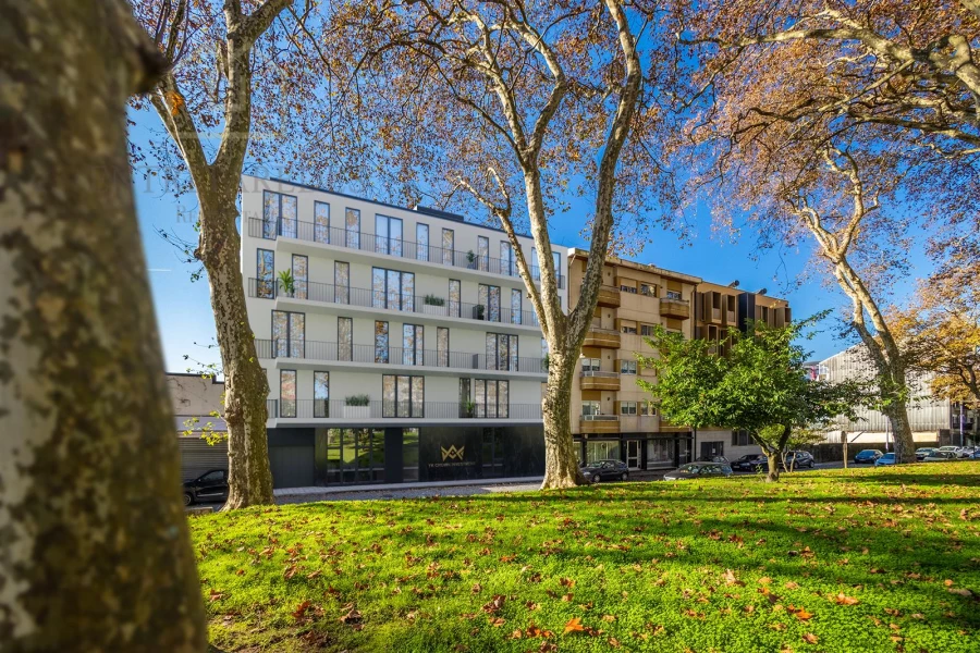 APARTAMENTO TURÍSTICO T1 COM VARANDA E GARAGEM PARA COMPRAR NA PRAÇA DA CORUJEIRA EM CAMPANHÃ - PORTO