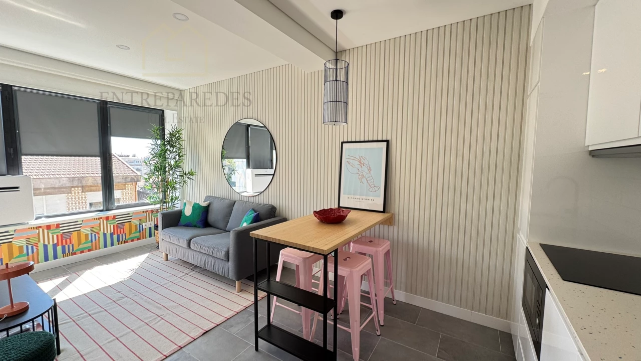 ESTÚDIO MOBILADO A ESTREAR COM LUGAR DE GARAGEM E LICENÇA AL PARA COMPRAR NA CONSTITUIÇÃO - PRAÇA DO MARQUÊS. PORTO