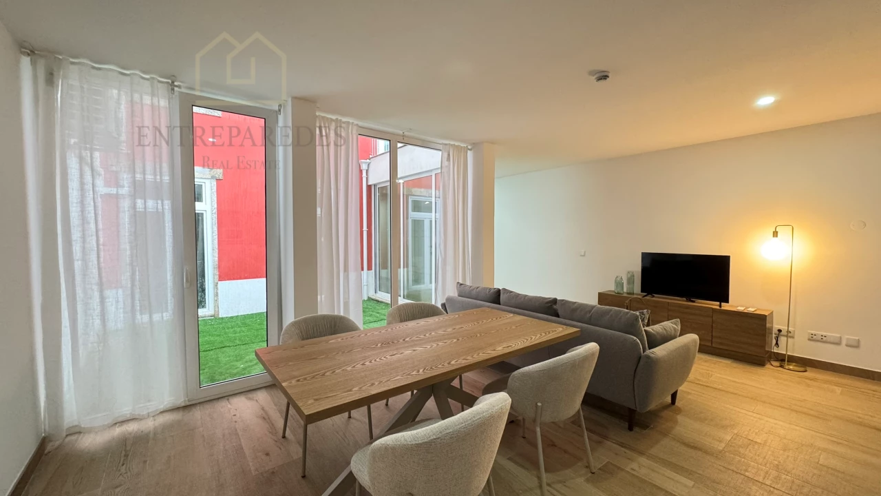 APARTAMENTO T2 MOBILADO COM PÁTIO PARA COMPRAR NA RUA ALEXANDRE HERCULANO - CENTRO DO PORTO