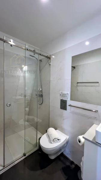 OPPORTUNITY TO BUY 2 BEDROOM PENTHOUSE IN THE CENTRE OF PORTO, WITH BALCONY, PRIVATE LIFT AND ACTIVE LOCAL ACCOMMODATION REGISTRATION. IDEAL FOR LIVING OR INVESTING.