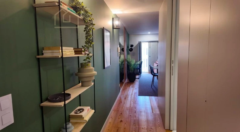 2 BEDROOM DUPLEX FLAT WITH PARKING SPACE AND BALCONY DEVELOPMENT IN THE HEART OF DOWNTOWN PORTO, FURNISHED AND EQUIPPED, WITH THE POSSIBILITY OF REGISTERING LOCAL ACCOMMODATION AL, TO BUY IN RUA DA VITÓRIA