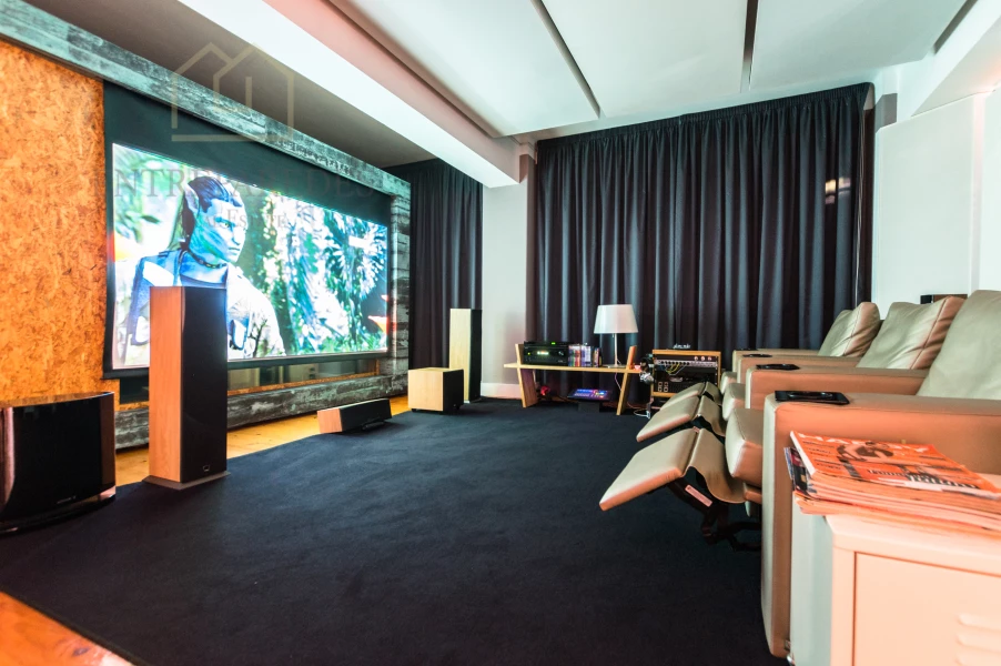 OFICINA DE 170M2 EN EL CENTRO DE OPORTO, CON SALA INSONORIZADA PARA TRASLADO