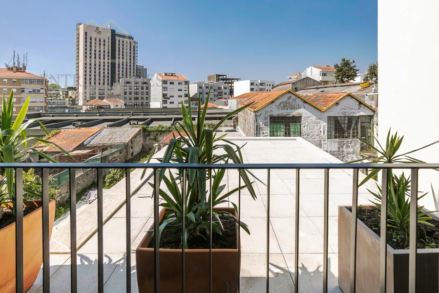 HERMOSO EDIFICIO TOTALMENTE AMUEBLADO Y EQUIPADO, NUEVO, CON 7 APARTAMENTOS (1 X T2, 2 X T1, 2 X T0) CAMPO 24 DE AGOSTO - OPORTO, ALOJAMIENTO LOCAL