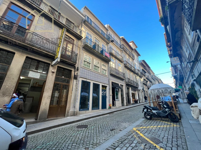 2 BEDROOM DUPLEX APARTMENT WITH BALCONY FOR SALE | RUA DA ALMADA | MOVE-IN READY | HARBOUR