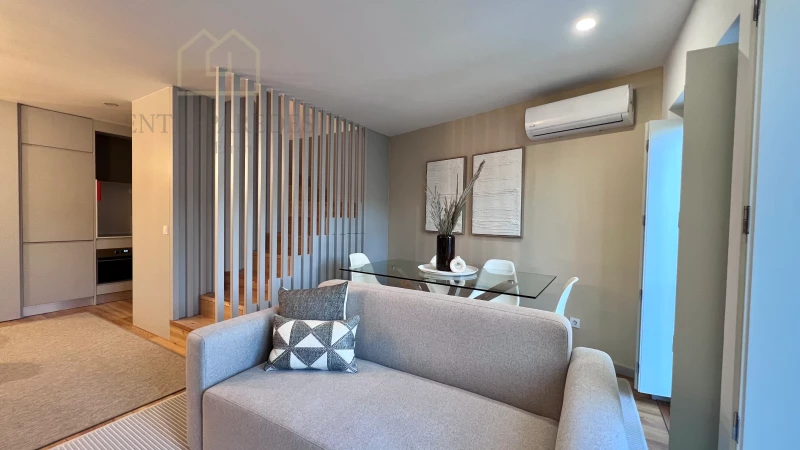 2 BEDROOM DUPLEX FLAT WITH PARKING SPACE IN A MAJESTIC DEVELOPMENT IN THE HEART OF DOWNTOWN PORTO, FURNISHED AND EQUIPPED, WITH LOCAL ACCOMMODATION REGISTRATION AL, TO BUY IN RUA DA VITÓRIA