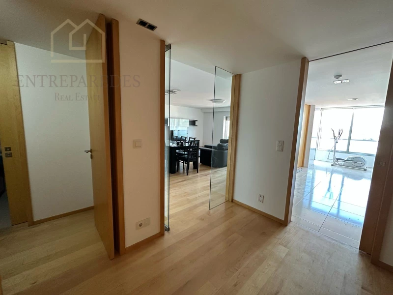 FOR RENT FURNISHED 4 BEDROOM FLAT WITH VIEWS OF THE DOURO RIVER ON AVENIDA DA REPÚBLICA - JARDIM DO MORRO