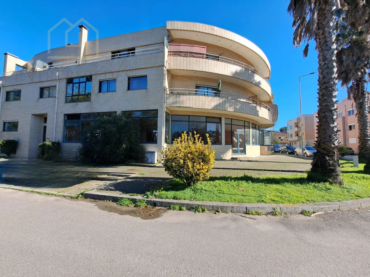 LOJA COMERCIAL COM EXCELENTE VISIBILIDADE A 800M DA PRAIA DA MADALENA, VILA NOVA DE GAIA - PORTO