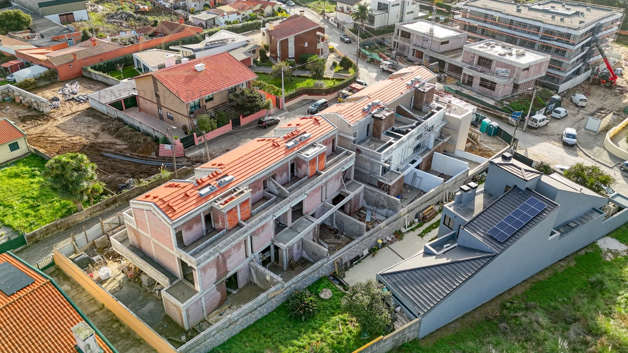 HOUSE WITH 2 FRONTS, GARDEN, LIFT - FOR SALE IN SÃO FÉLIX DA MARINHA, CLOSE TO THE BEACH