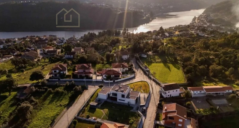4 BEDROOM VILLA WITH LAND | GARDEN | DOURO RIVER - MAU RIVER, PENAFIEL, TO BUY IN PORTO