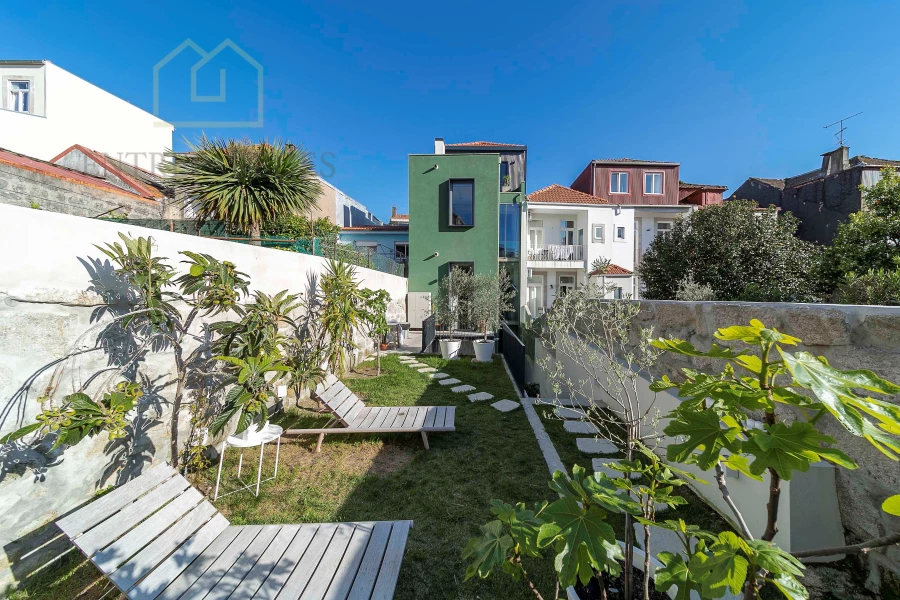 BEAUTIFUL BUILDING FULLY FURNISHED AND EQUIPPED, NEW, WITH 7 APARTMENTS (1 X T2, 2 X T1, 2 X T0) CAMPO 24 DE AGOSTO - PORTO