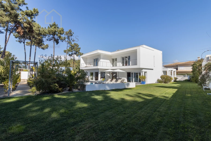 LUXURIOUS 5 BEDROOM DETACHED VILLA - CONTEMPORARY LINES WITH LARGE AREAS TO BUY IN SETÚBAL