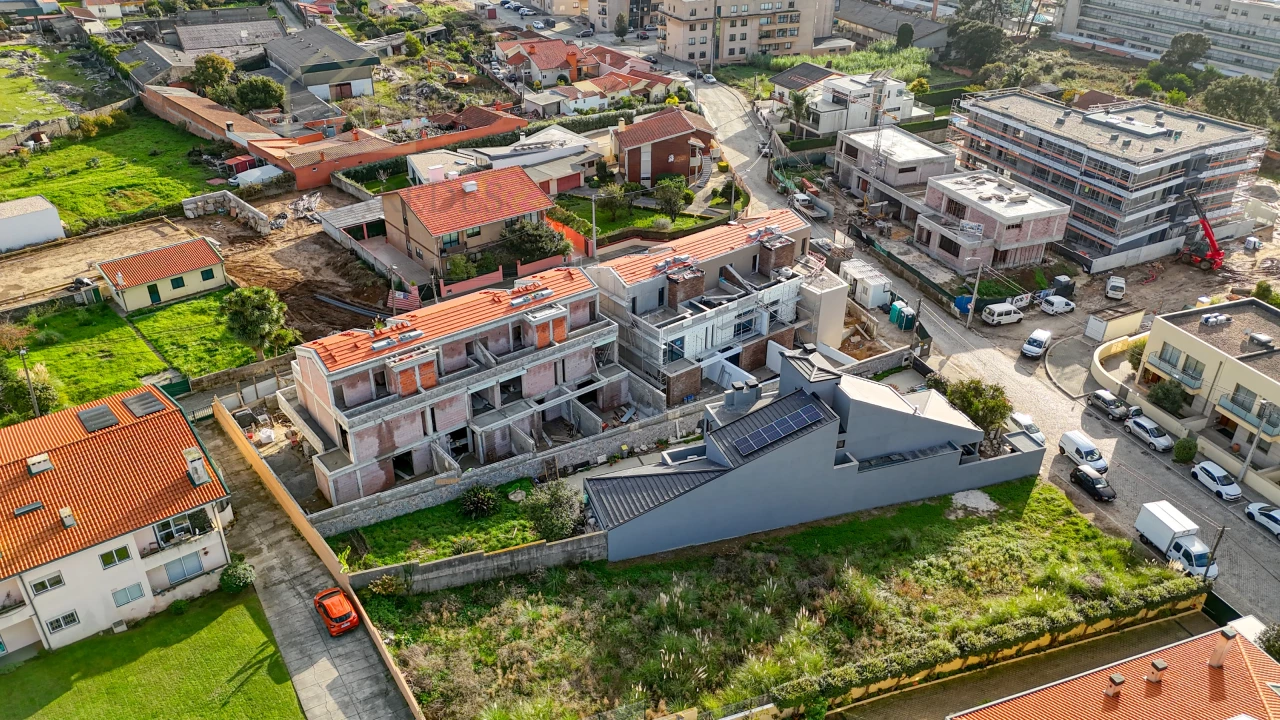 MORADIA EM BANDA T3 COM 2 FRENTES, JARDIM, ELEVADOR - PARA COMPRAR EM SÃO FÉLIX DA MARINHA, PRÓXIMO À PRAIA - PORTO