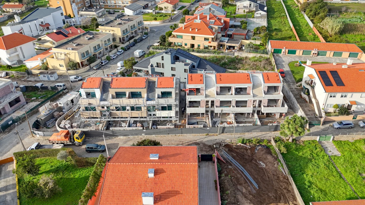 MAISON AVEC 2 FAÇADES, JARDIN, ASCENSEUR - À VENDRE À SÃO FÉLIX DA MARINHA, PRÈS DE LA PLAGE