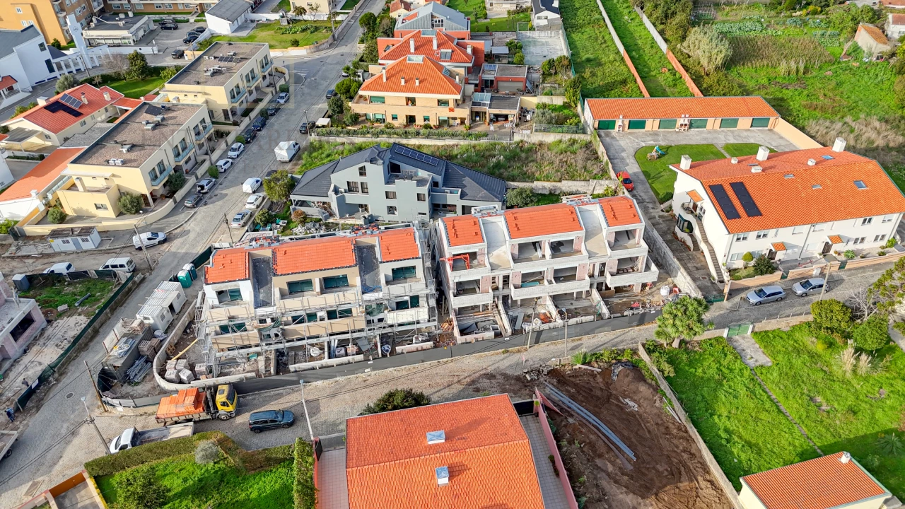 MAISON AVEC 2 FAÇADES, JARDIN, ASCENSEUR - À VENDRE À SÃO FÉLIX DA MARINHA, PRÈS DE LA PLAGE