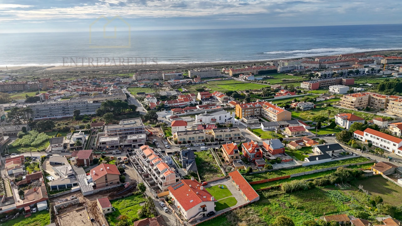 MAISON AVEC 2 FAÇADES, JARDIN, ASCENSEUR - À VENDRE À SÃO FÉLIX DA MARINHA, PRÈS DE LA PLAGE