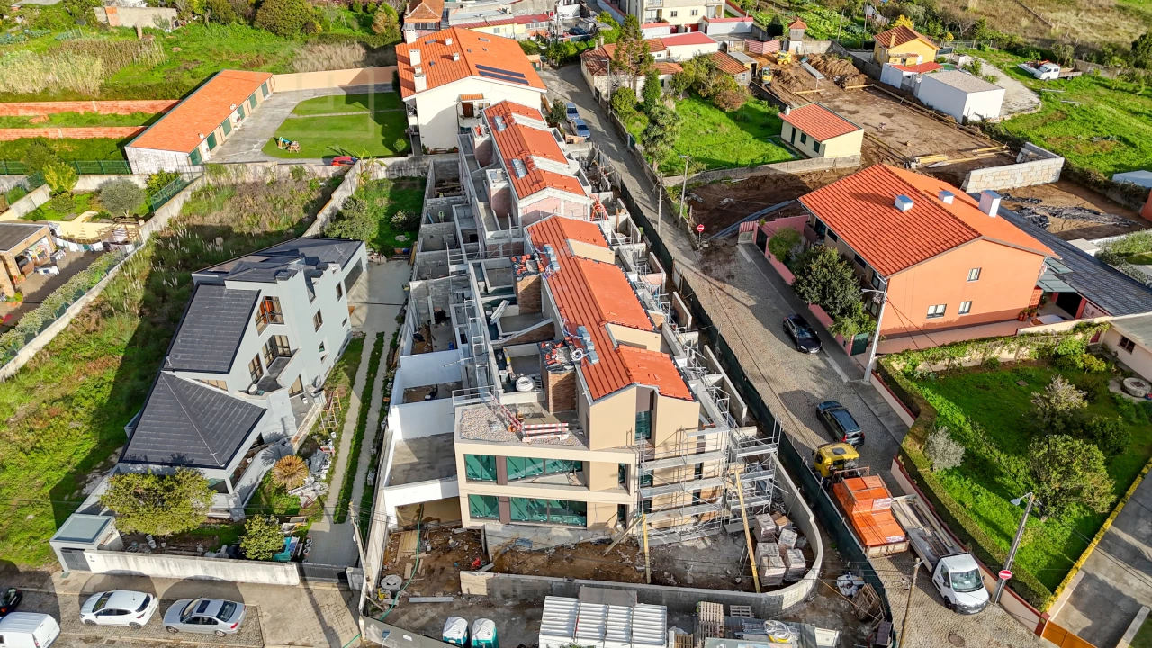 3 BEDROOM TERRACED HOUSE WITH 3 FRONTS, GARDEN, LIFT - FOR SALE IN SÃO FÉLIX DA MARINHA, NEAR THE BEACH - PORTO.