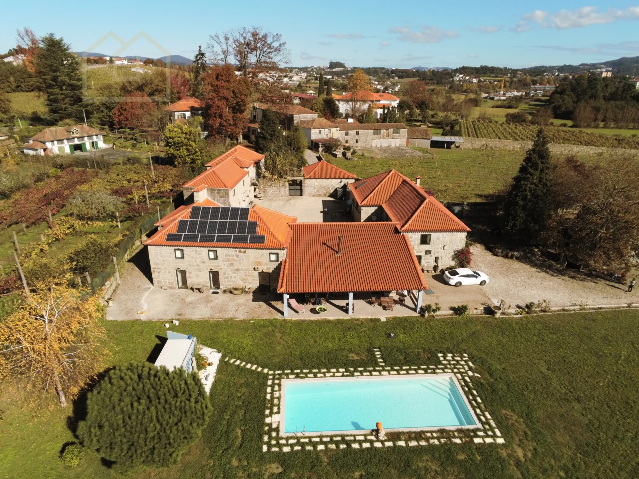 FERME T11 AVEC ARBRES FRUITIERS, COUVERTURE D'EAU, MOULIN ET SERRE, PRÊTE À VIVRE OU À EXPLORER LE TOURISME RURAL. PAREDES, PORTO.
