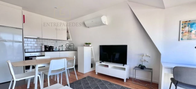 POSSIBILITÉ D'ACHETER UN PENTHOUSE DE 2 CHAMBRES DANS LE CENTRE DE PORTO, AVEC BALCON, ASCENSEUR PRIVÉ ET INSCRIPTION ACTIVE À L'HÉBERGEMENT LOCAL. IDÉAL POUR VIVRE OU INVESTIR.
