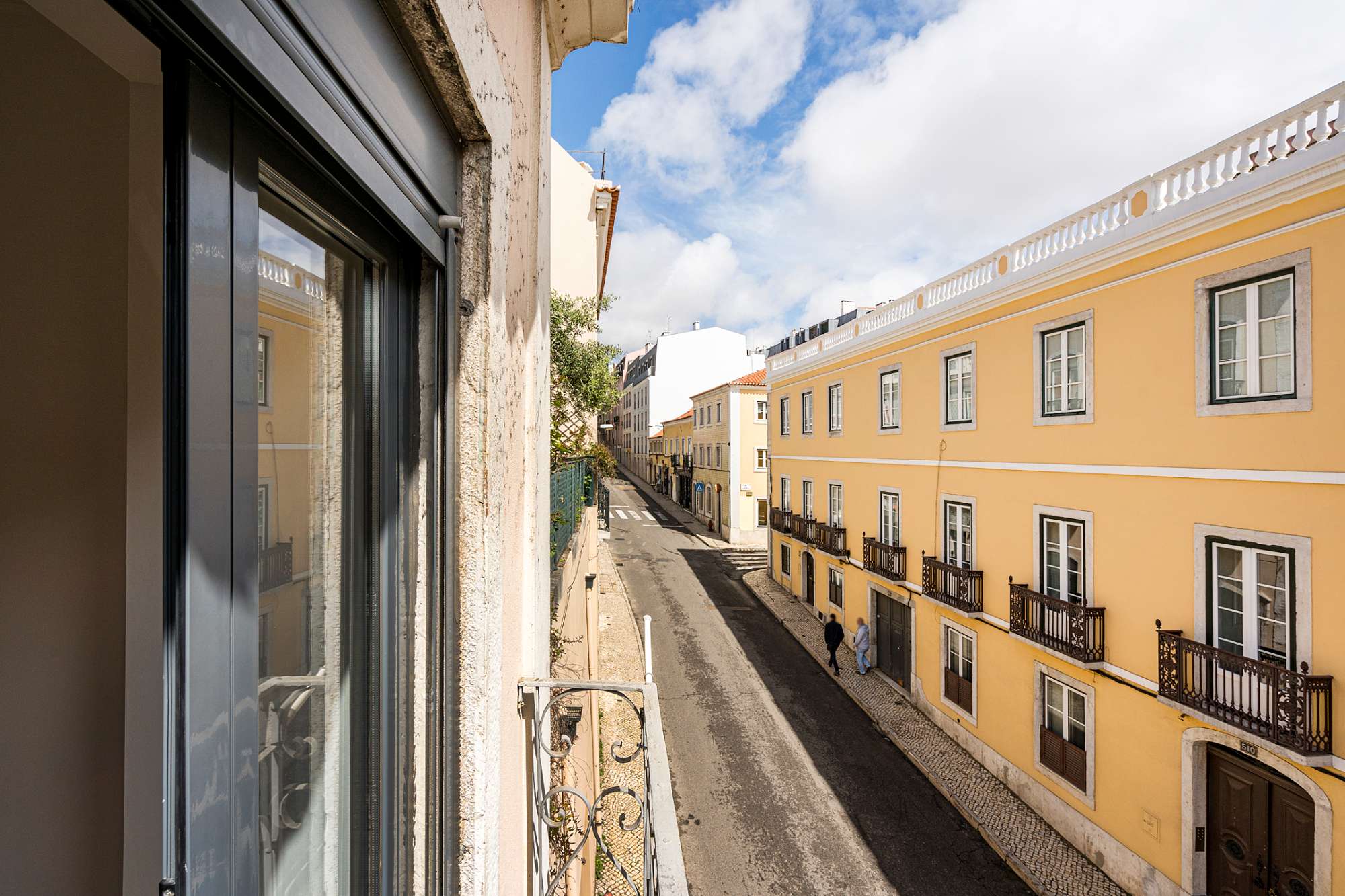 Renovated 3-bedroom apartment with terrace and garden, São Bento, Lisbon