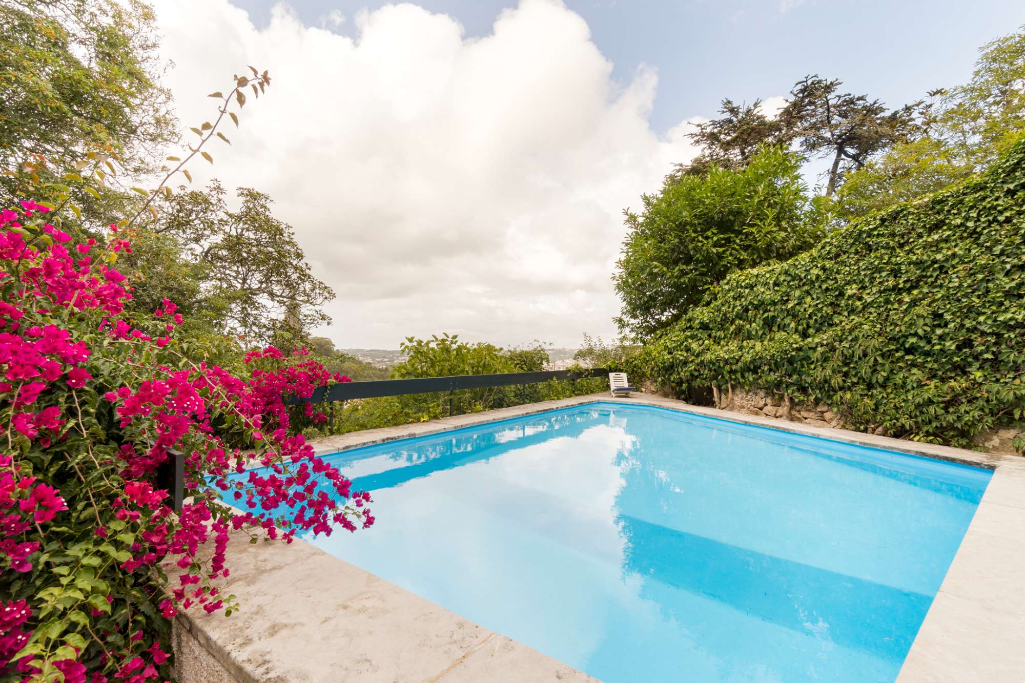 Detached 5-bedroom house with sea view, swimming pool and garden in Sintra