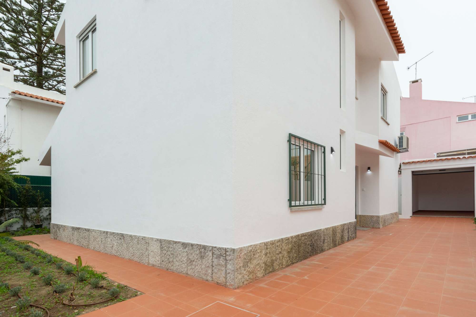House T3+1 with garden and garage for rent in Cascais