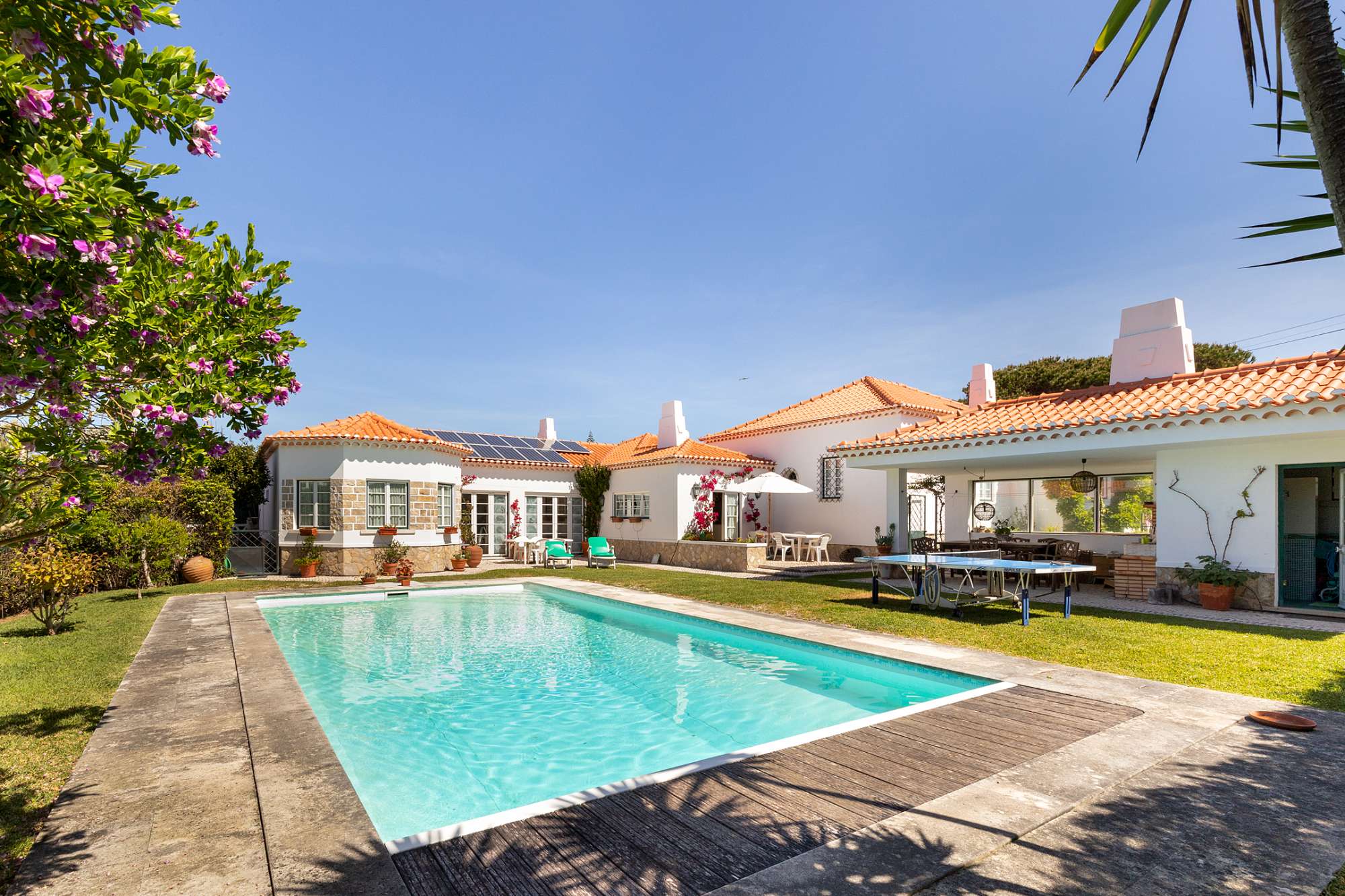 Moradia T4 com jardim e piscina na Praia das Maçãs, Sintra