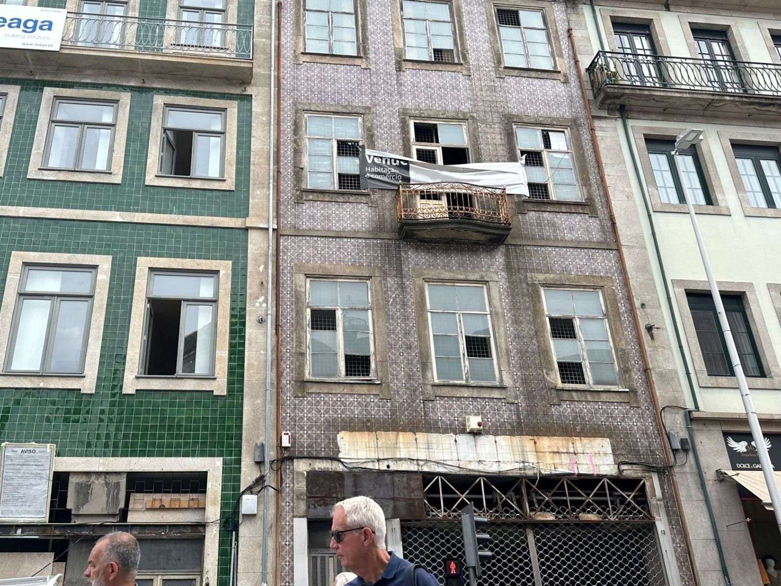 Building in need of refurbishment in in the centre of Porto
