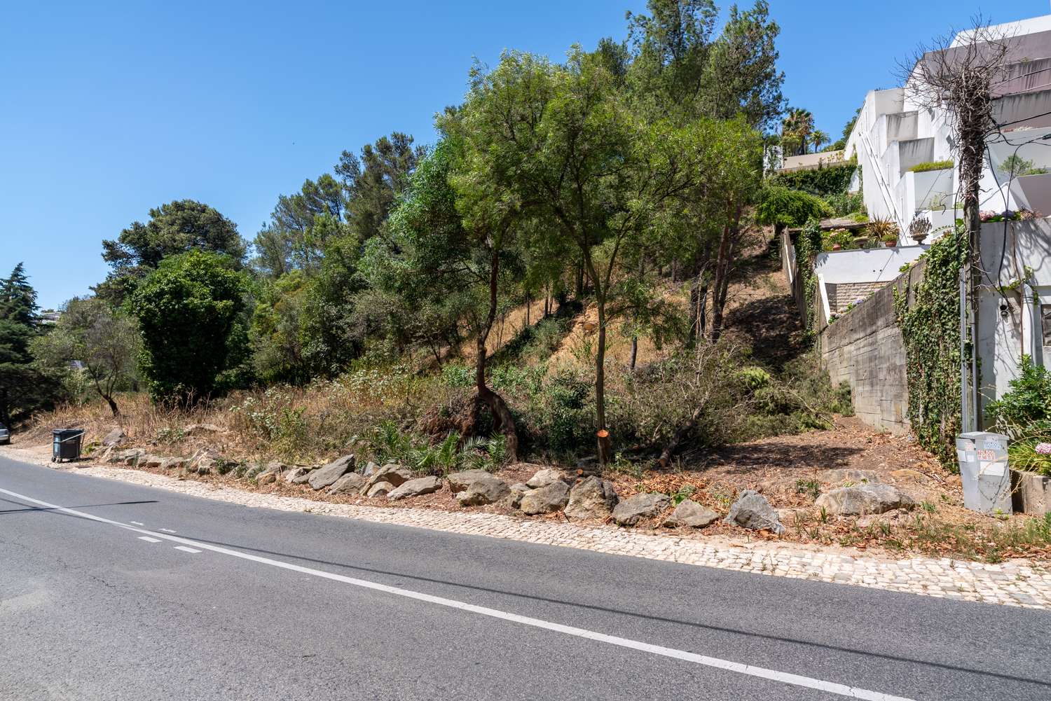 Land suitable for the construction of five houses in Estoril