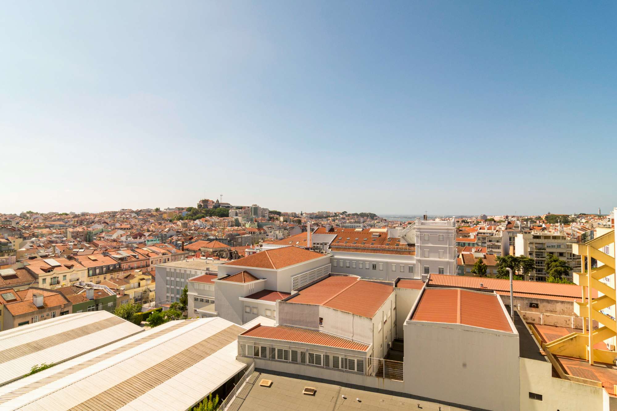 Unfurnished 4-bedroom apartment for rent in Alameda, Lisbon
