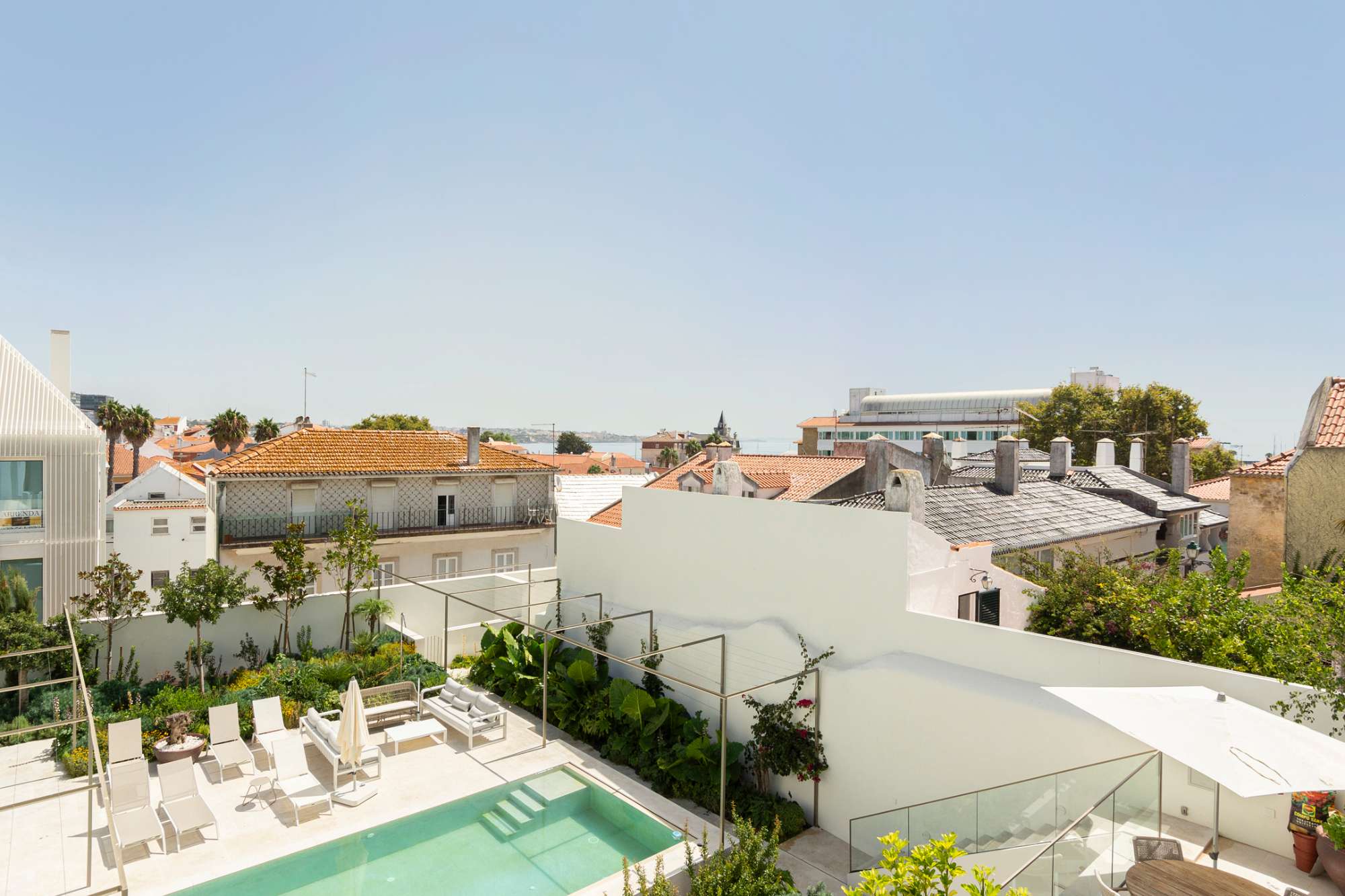 3-bedroom apartment in a private condominium with a swimming pool and garden in Cascais