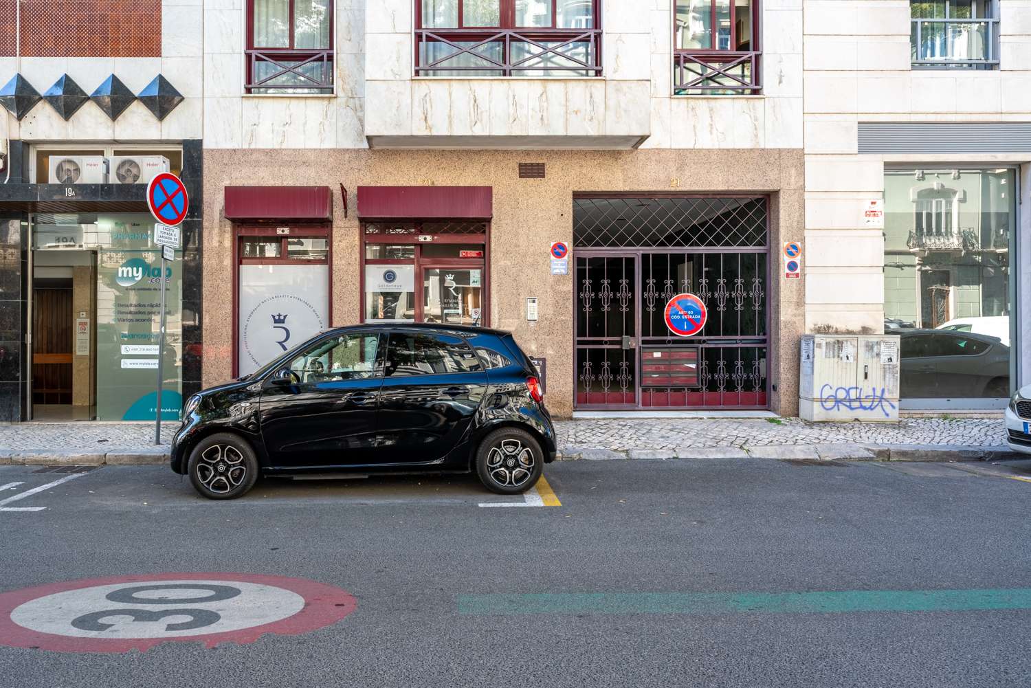 Lease of business premises with contents in Avenidas Novas