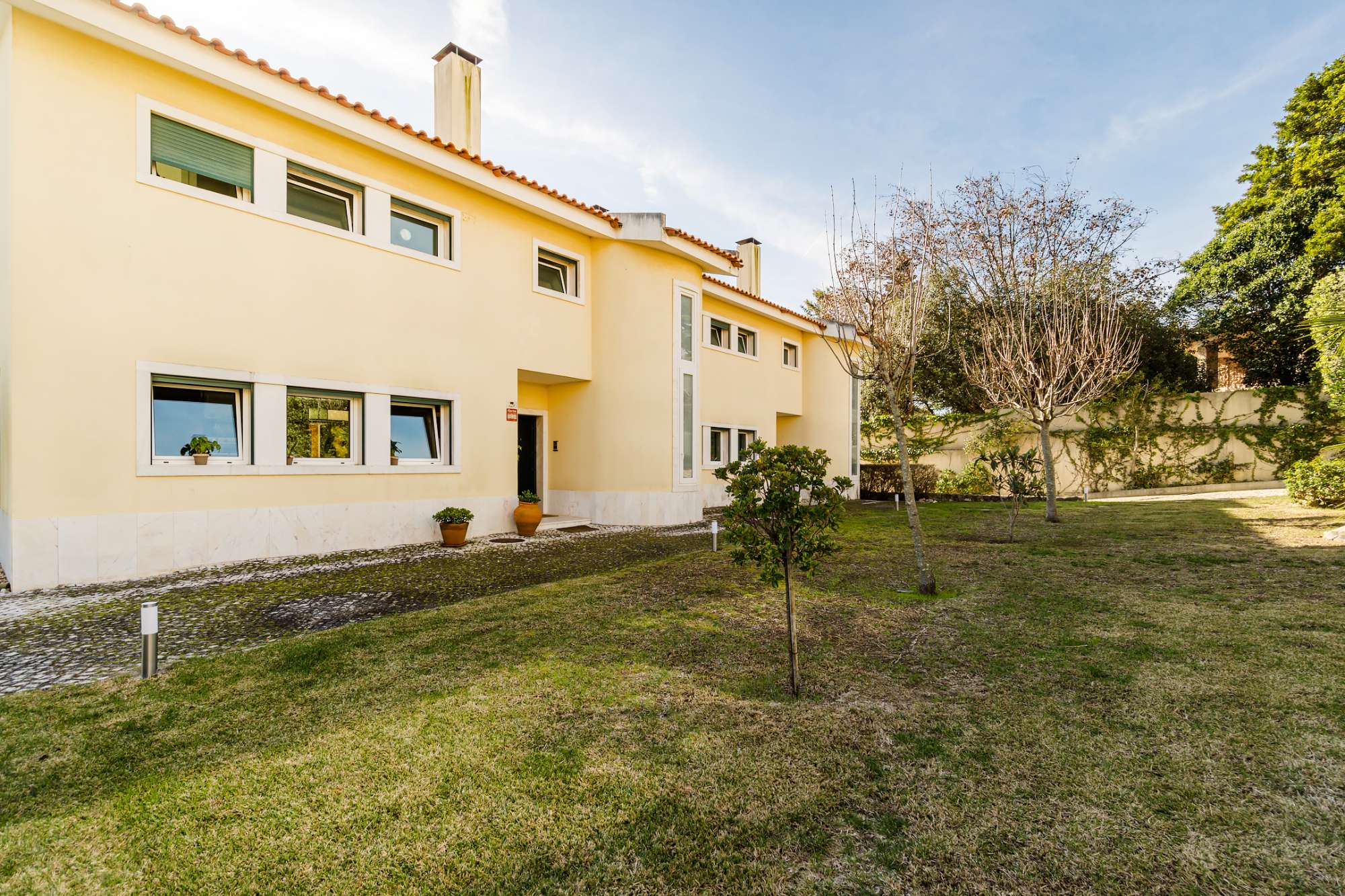 3-bedroom villa with private terrace for rent in Cascais