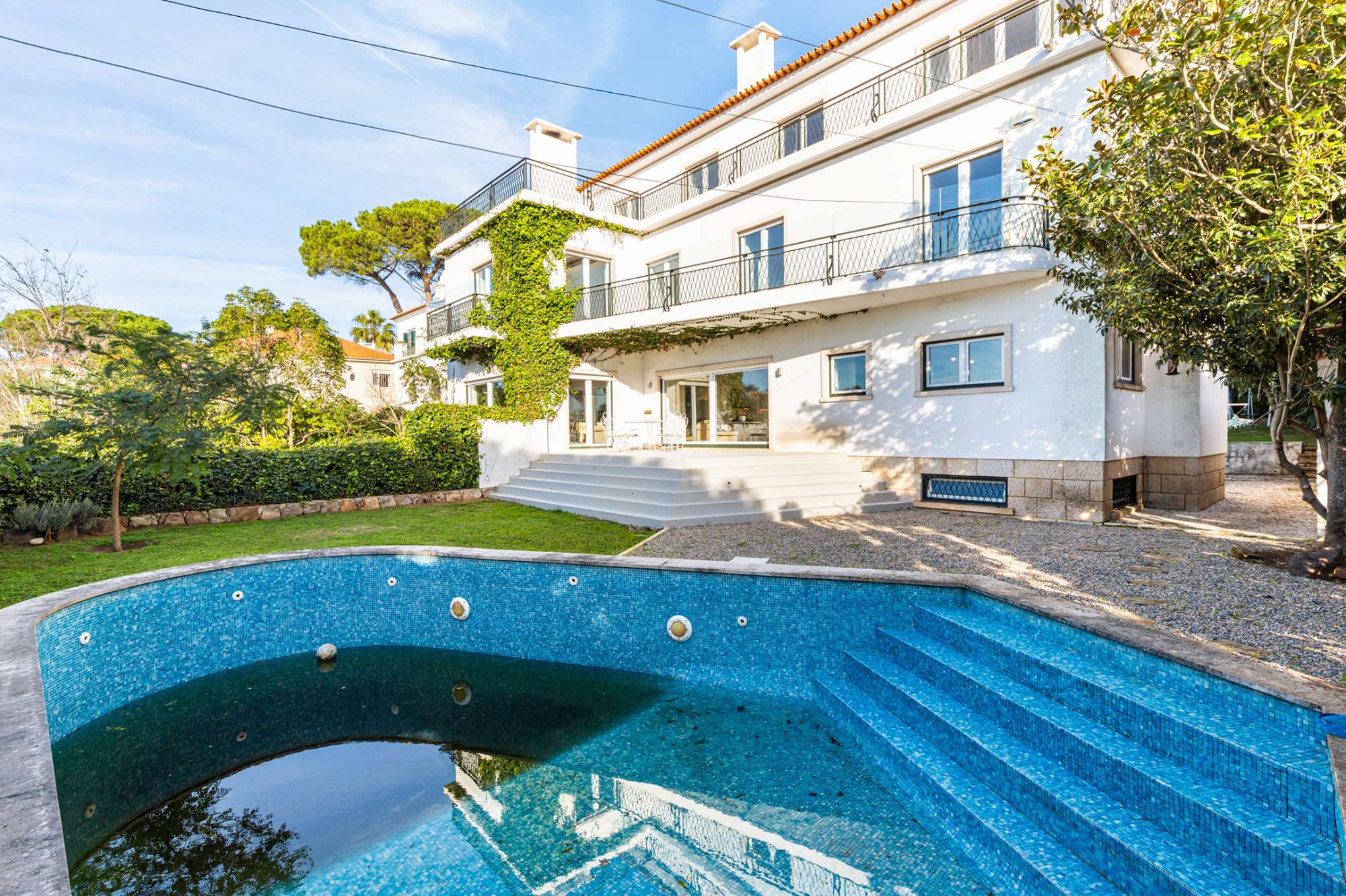 5-bedroom villa for rent with garden and pool in Estoril