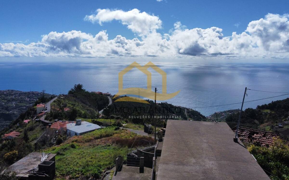 2 bedroom house and land with excellent views