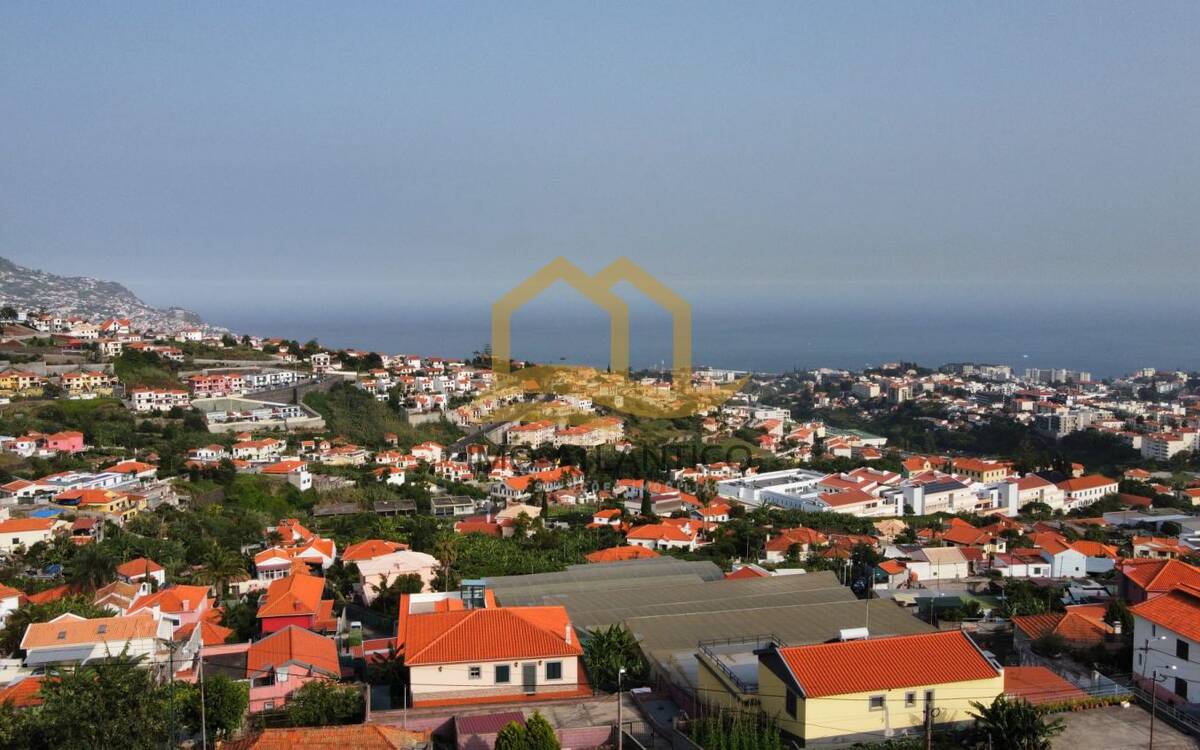 House with land located in Funchal