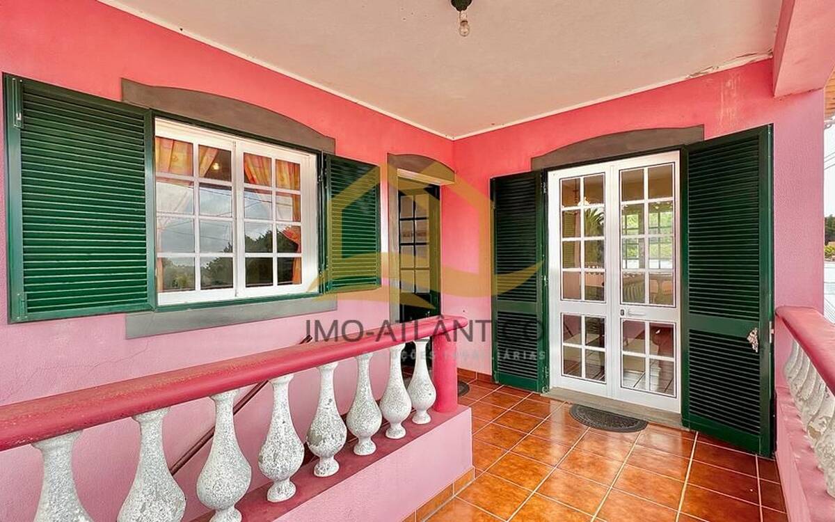 Very spacious 4 bedroom house with commercial space!