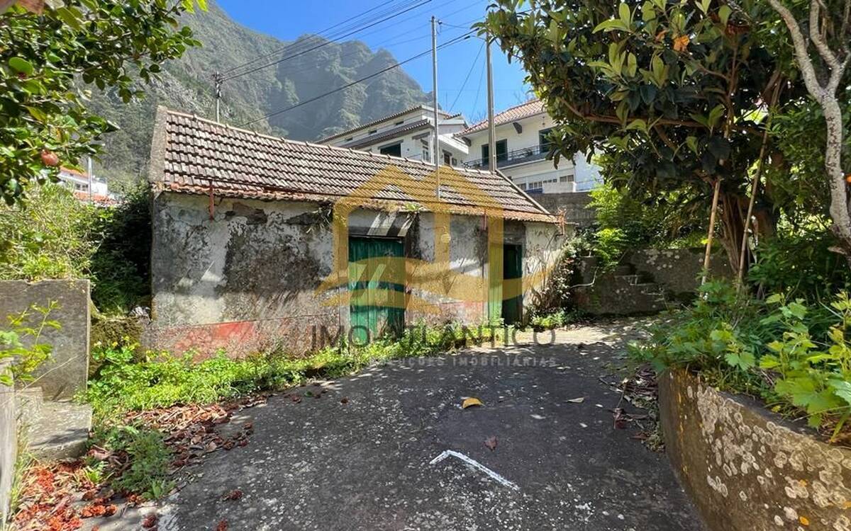 House to be restored located in Curral das Freiras